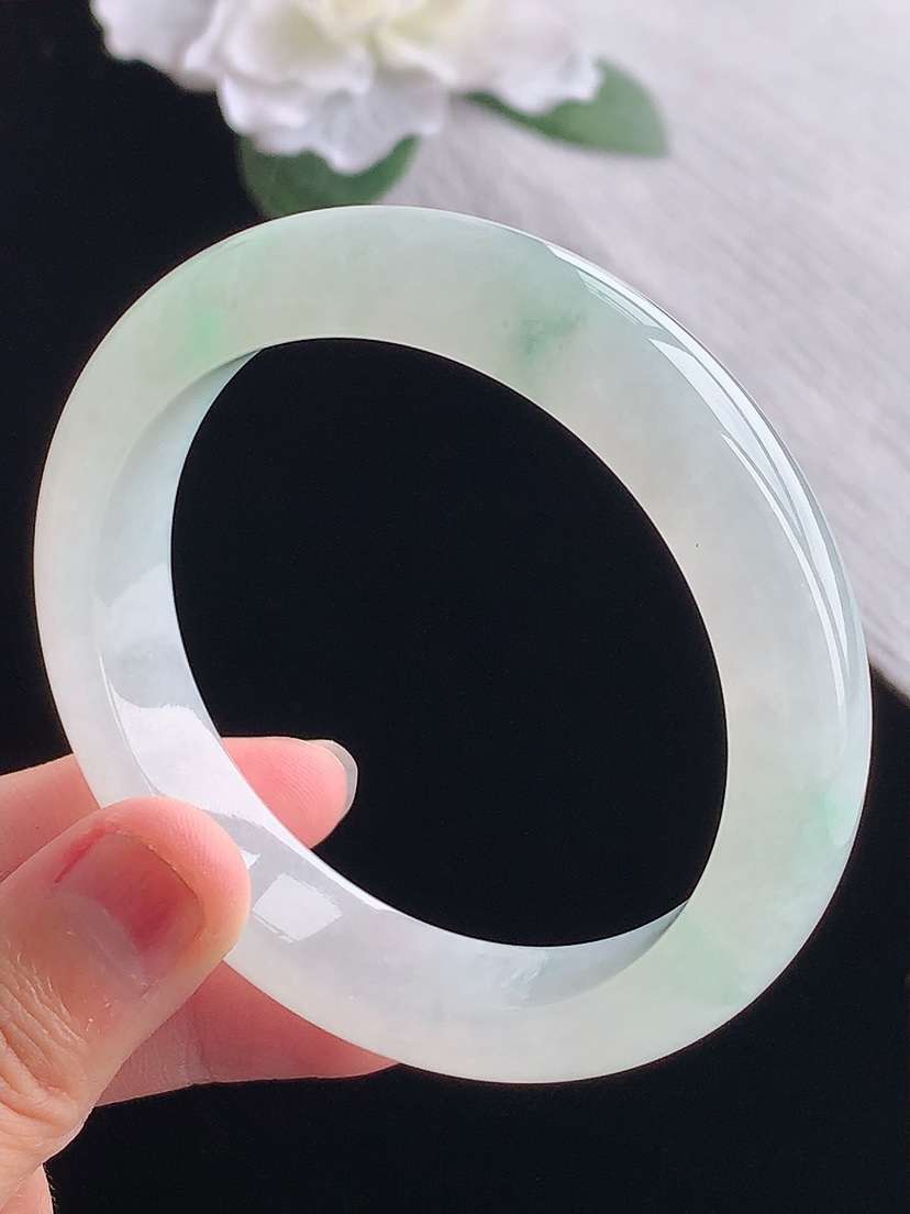 a货翡翠老坑冰种飘绿正装正圈手镯56-57圈口  尺寸56×12.6×8.5mm 重量62.55g 