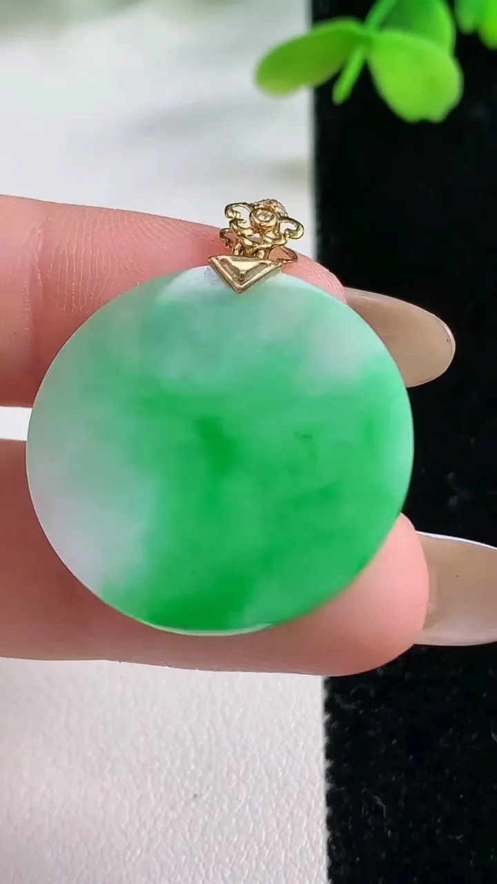 天然A货翡翠无事牌吊坠，尺寸26-2.3，重量:4.07g
11月2日
