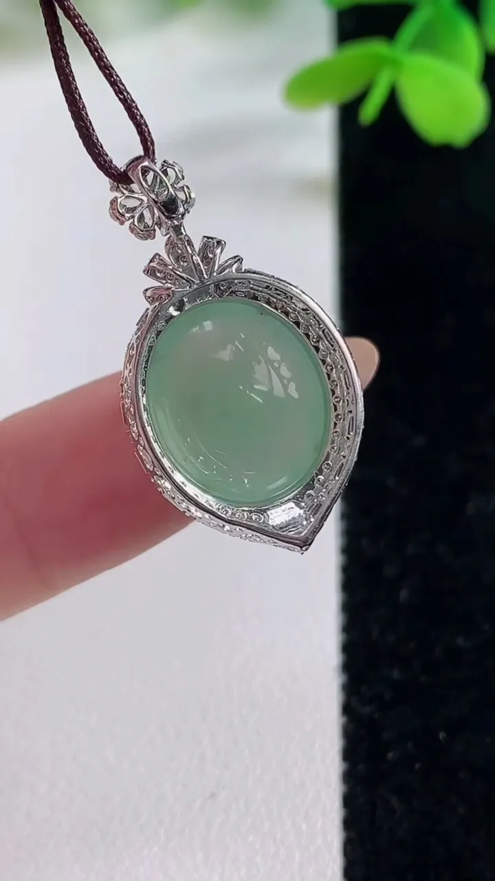 天然A货翡翠蛋面吊坠，尺寸28.1-14.9-9.5，裸石13.7-12重量:3.32g
11月2日