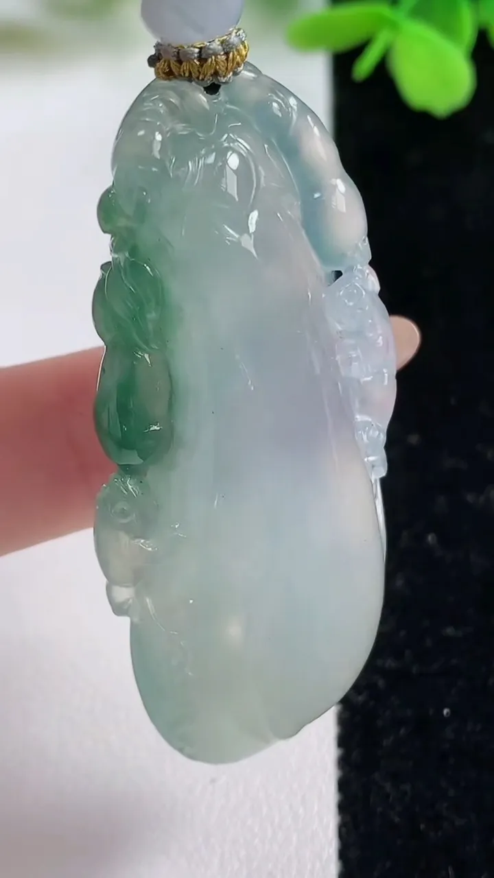 天然A货翡翠种飘花福瓜吊坠，尺寸51.2-22-10，重量:24.67g
11月2日