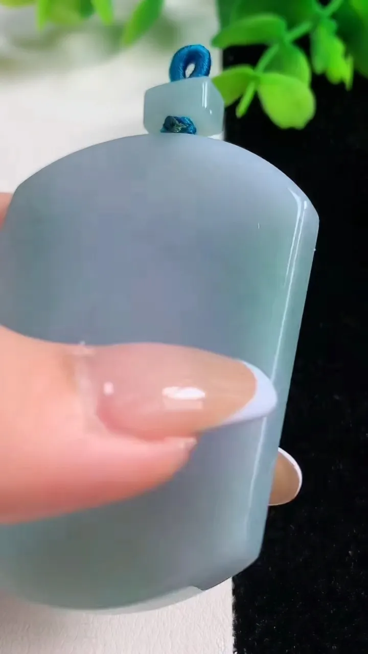 天然A货翡翠春带彩紫罗兰无事牌吊坠，尺寸58.4-44.4-6.3，重量:46.34g
11月2日