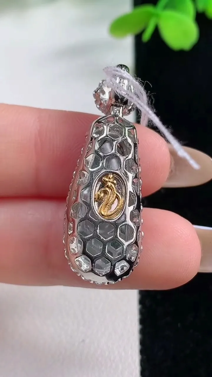 天然A货翡翠福瓜吊坠，尺寸35-12.4-8.1，裸石21.4-9.8重量:4.33g
11月2日