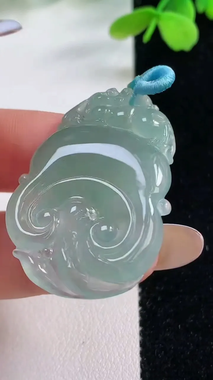 天然A货翡翠如意头吊坠，尺寸39-25.8-4.9，重量:8.67g
11月2日