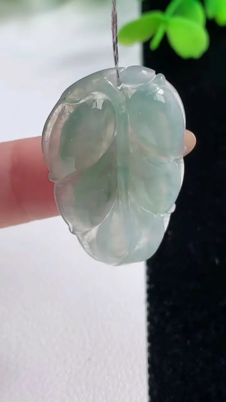 天然A货翡翠金枝玉叶 叶子吊坠，尺寸35-21.8-4.2，重量:4.91g
11月2日