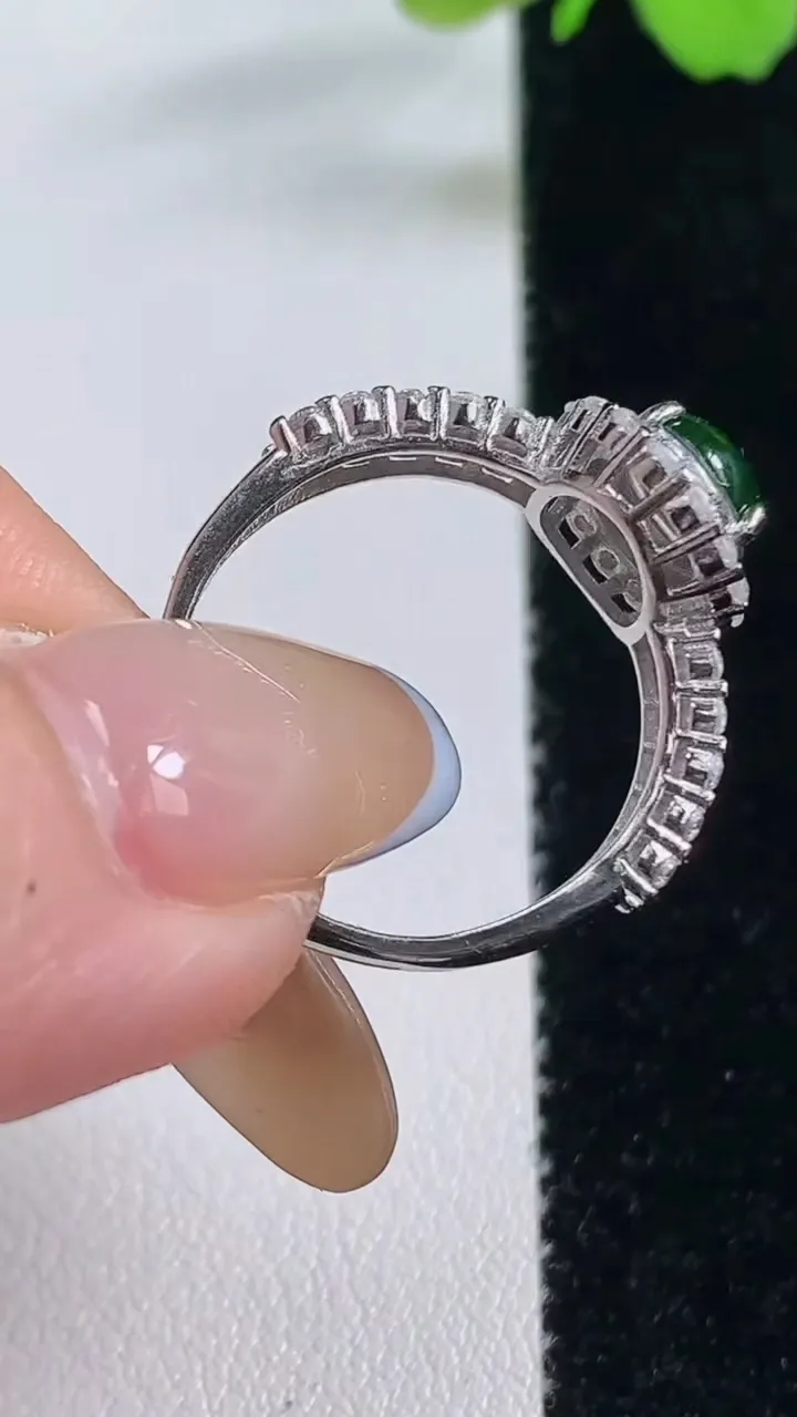 天然A货翡翠蛋面戒指，尺寸7.5-6.7-6.8，重量:2.77g2025年11月2日
工厂直销收藏佳品,种好水足，色泽均匀，有种有色，上手高大气！