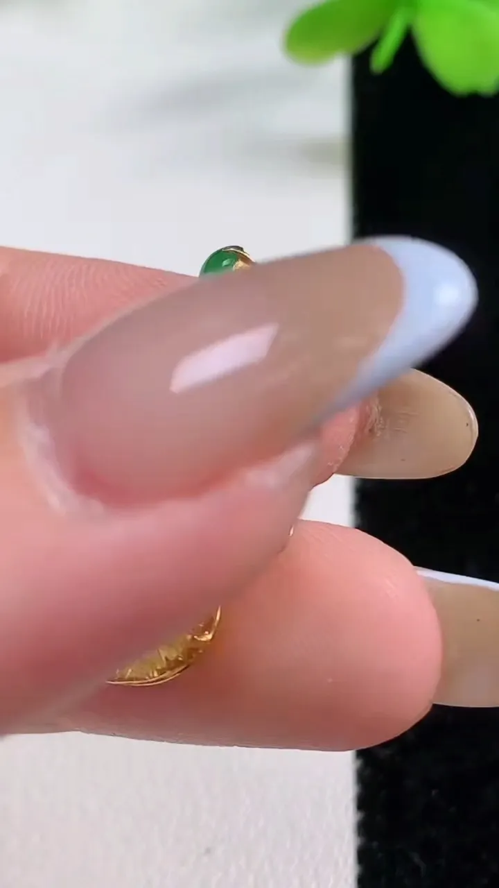 天然A货翡翠金蟾吊坠，尺寸26-14-8.5，9.8-8.1重量:2.44g
11月2日