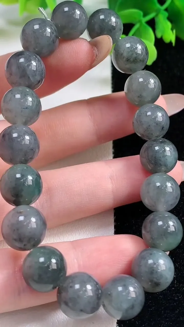 天然A货翡翠乌鸡种圆珠手串，尺寸10.7-18颗，重量:37.62g11月2日
工厂直销收藏佳品,种好水足，色泽均匀，有种有色，上手高大气！