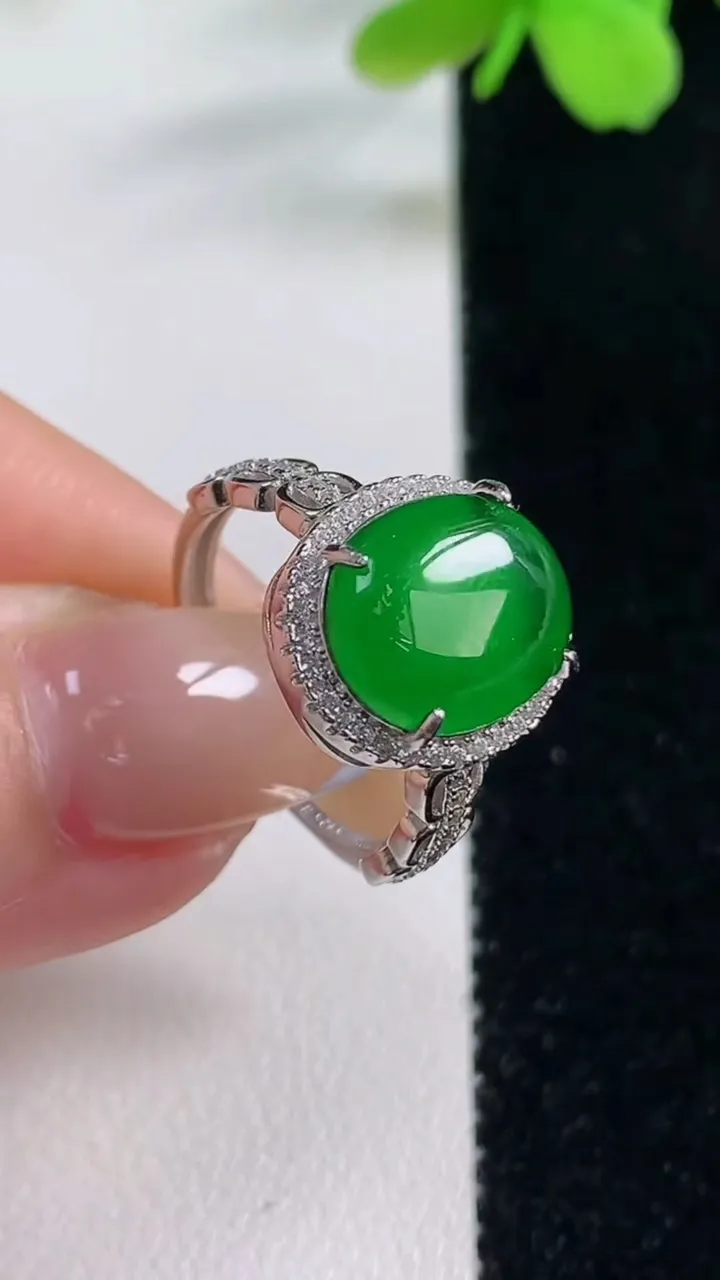 天然A货翡翠蛋面戒指，尺寸11.8-9.7-5.5，重量:2.93g2025年11月2日
工厂直销收