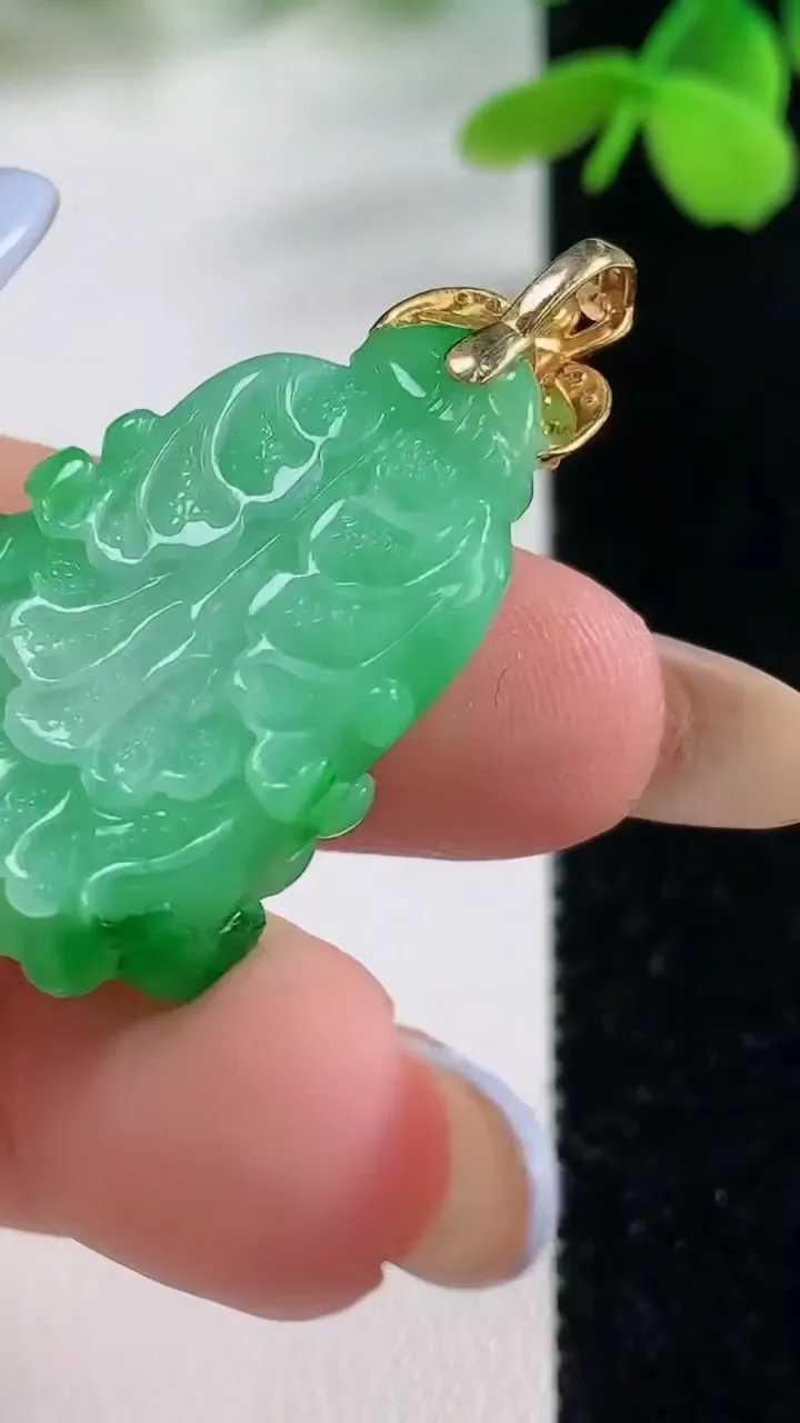 天然A货翡翠白菜吊坠，尺寸29.6-19-9.3，重量:9.95g
11月2日