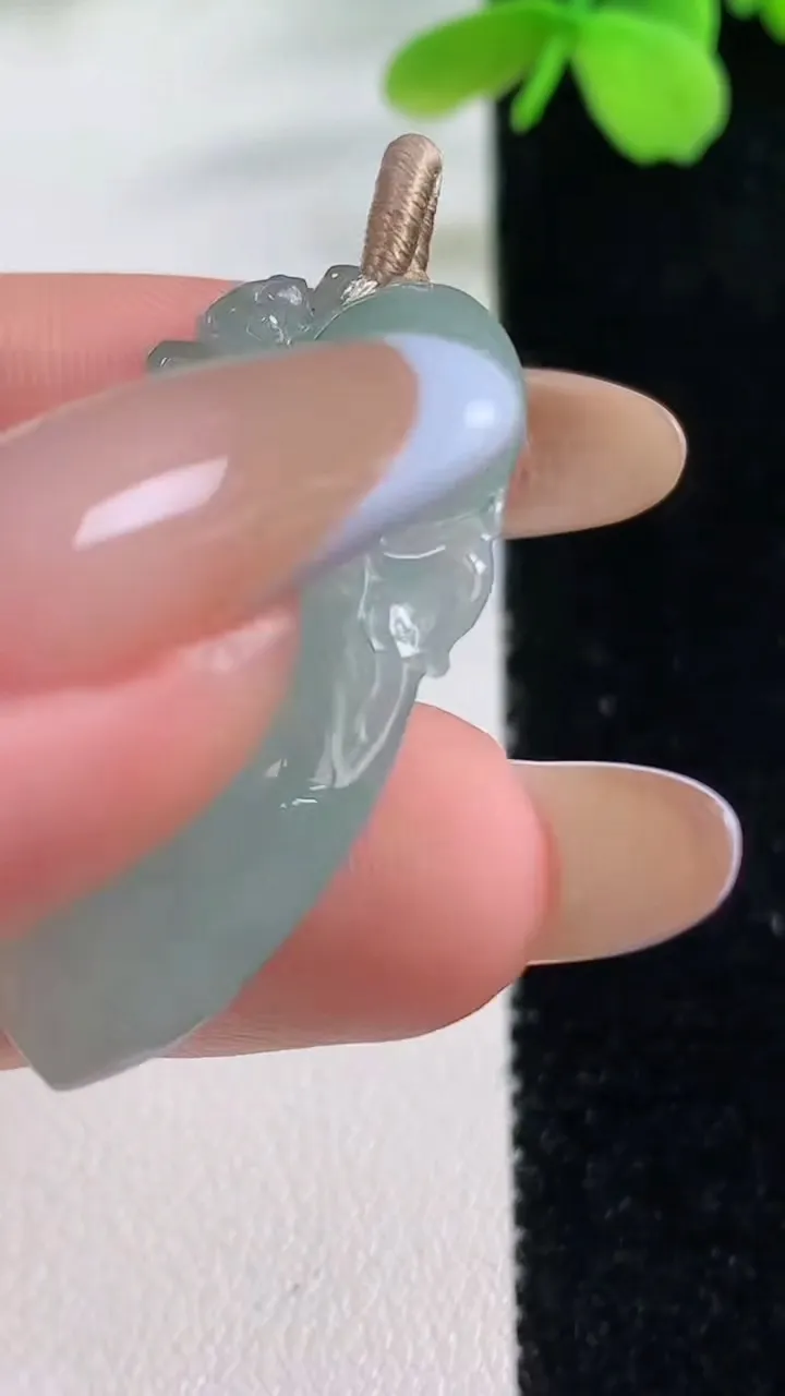 天然A货翡翠寿桃吊坠，尺寸34.5-21.8-6.3，重量:7.40g
11月2日