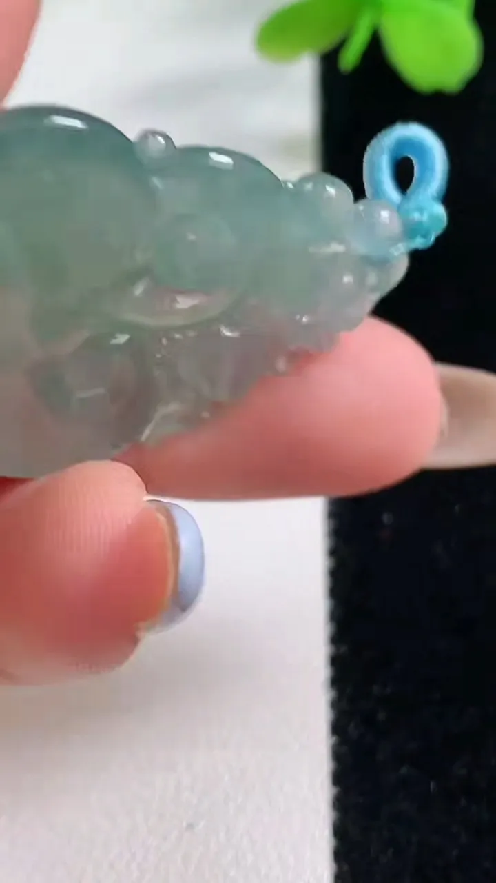 天然A货翡翠寿桃吊坠，尺寸33.8-27-7，重量:8.36g
11月2日