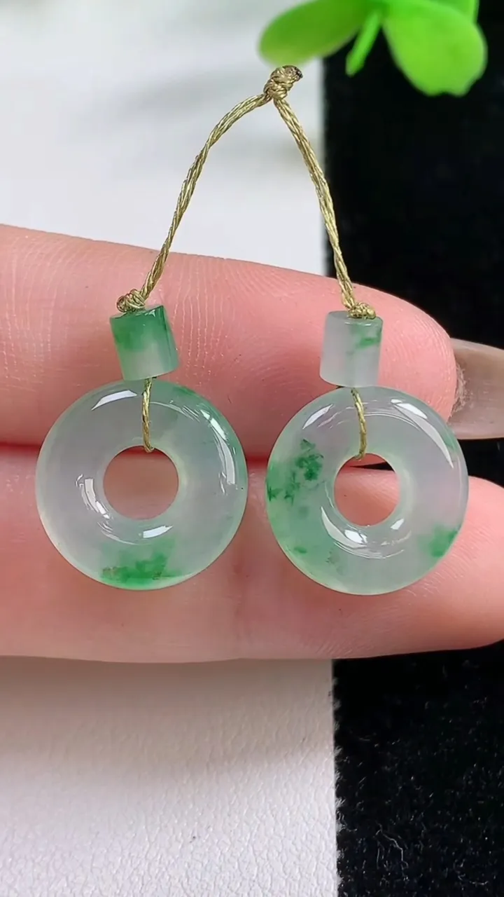 天然A货翡翠平安环吊坠一对，尺寸14.8-3.5，重量:5.90g
11月2日