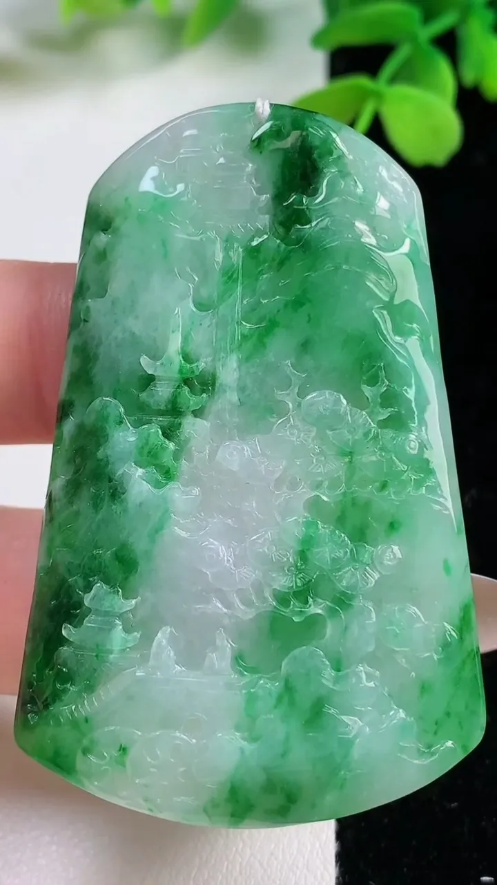 天然A货翡翠山水牌吊坠，尺寸57.5-36.4-5.2，重量:21.60g
11月2日