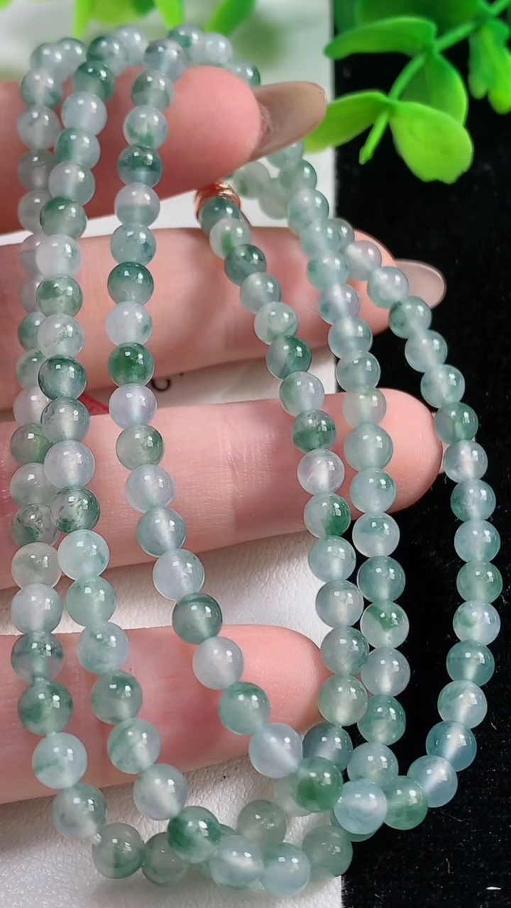 天然A货翡翠冰种飘花圆珠项链，尺寸4.4-132颗，重量:22.21g
11月2日