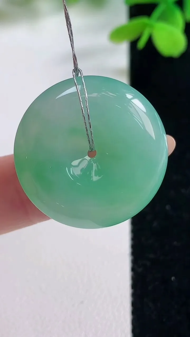 天然A货翡翠平安扣吊坠，尺寸25.3-5.6，重量:7.61g
11月2日