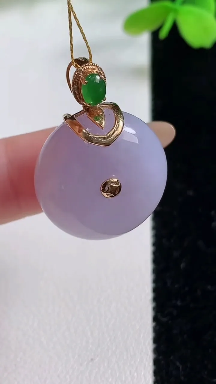 天然A货翡翠18K金紫罗兰平安扣吊坠，尺寸20.4-10.3，重量:10.76g
11月2日