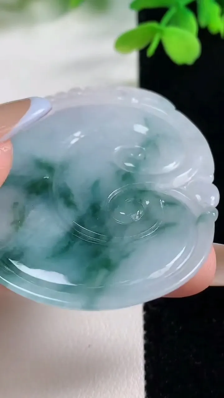 天然A货翡翠冰种飘花如意吊坠，尺寸57-42.6-6.4，重量:25.89g
11月2日