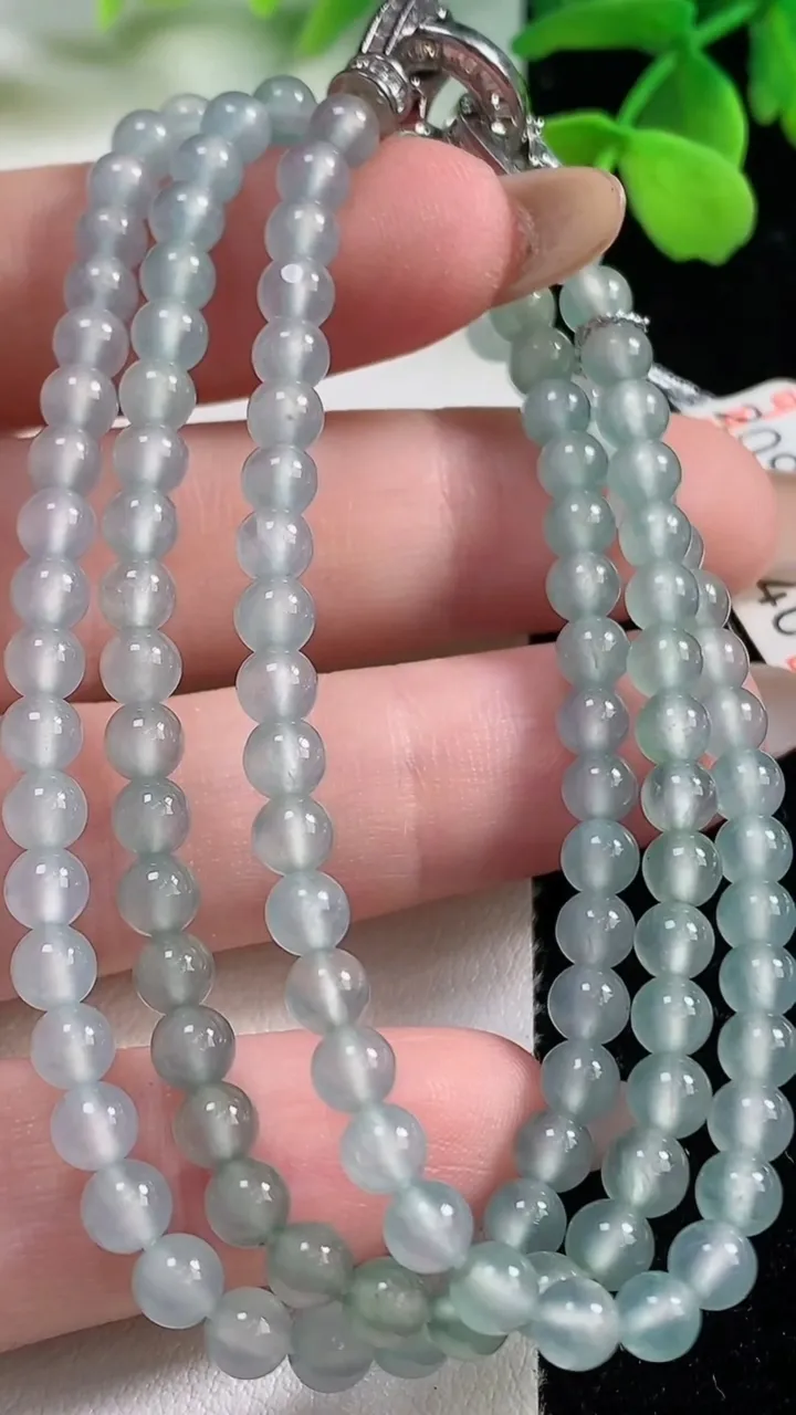 天然A货翡翠冰种飘花圆珠项链，尺寸4.2-125颗，重量:19.12g
11月2日