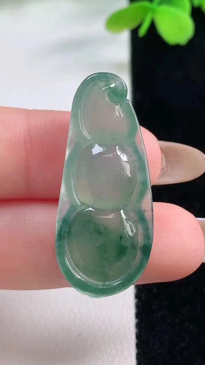 天然A货翡翠福豆吊坠，尺寸34.8-15-5.6，重量:5.30g
11月2日