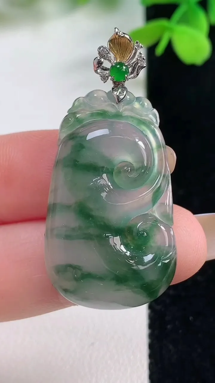 天然A货翡翠种飘花如意吊坠，尺寸32.7-19.5-4.3，重量:5.94g
11月2日