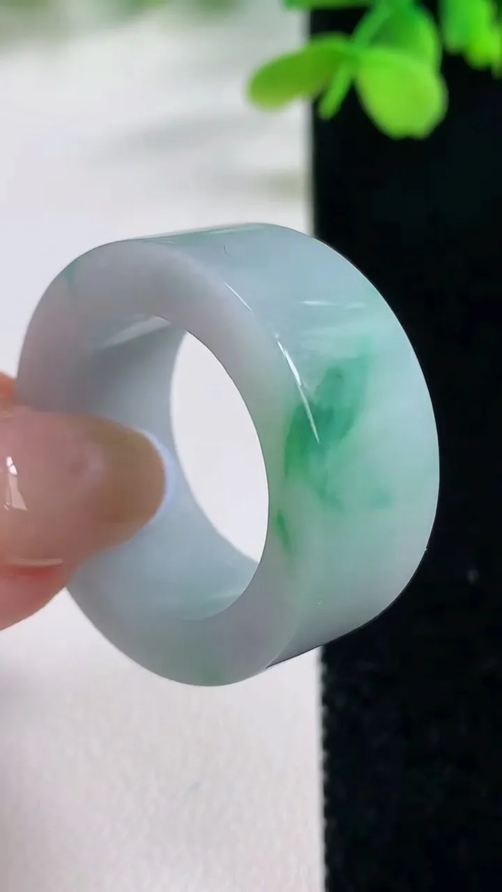 天然A货翡翠方形指环扳指，尺寸21.7-11.8-4.8，重量:16.76g2025年11月2日
工厂直销收藏佳品,种好水足，色泽均匀，有种有色，上手高大气！