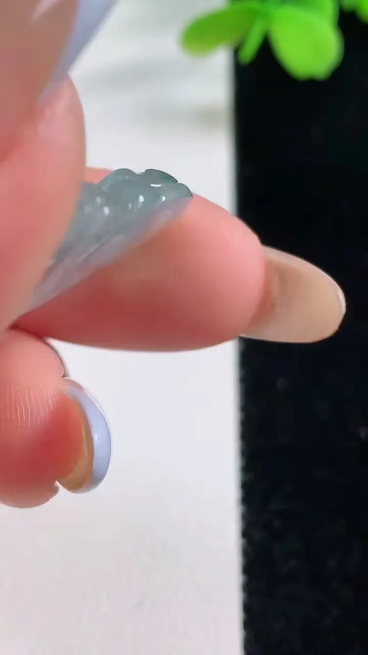 天然A货翡翠冰种飘花佛公吊坠，尺寸19.6-22.3-5.2，重量:3.37g
11月2日