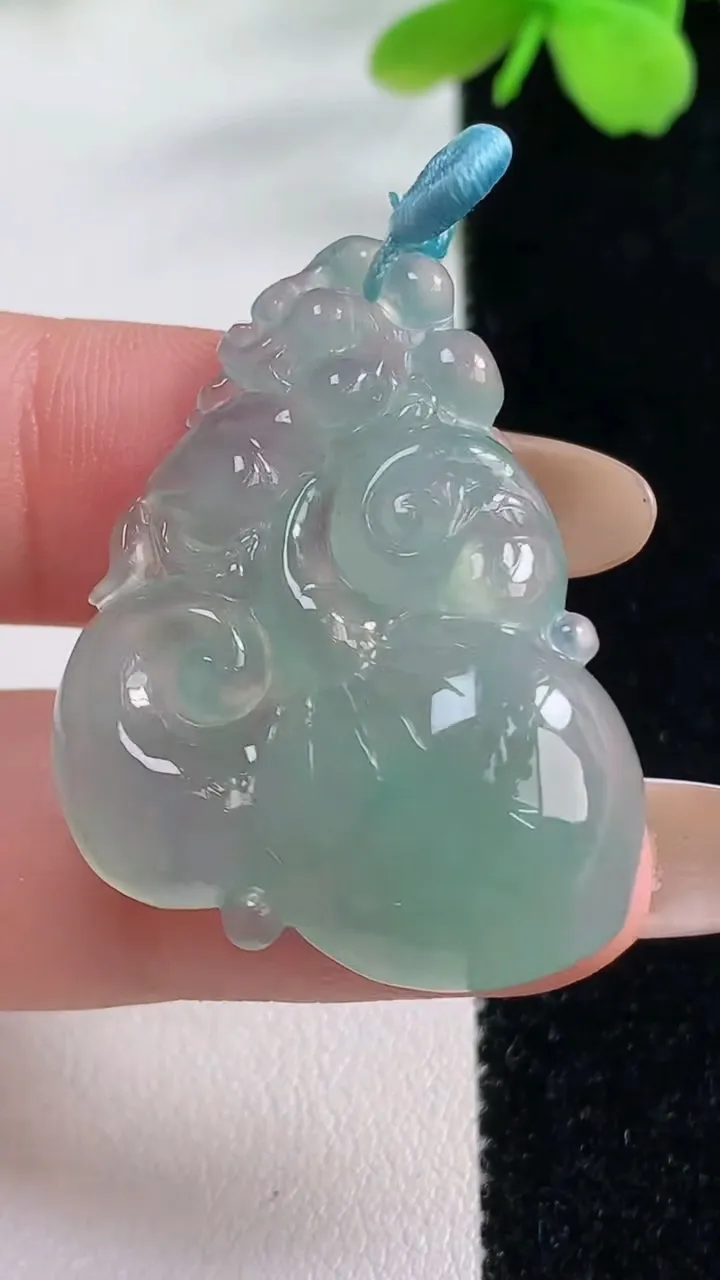 天然A货翡翠寿桃吊坠，尺寸33.8-27-7，重量:8.36g
11月2日