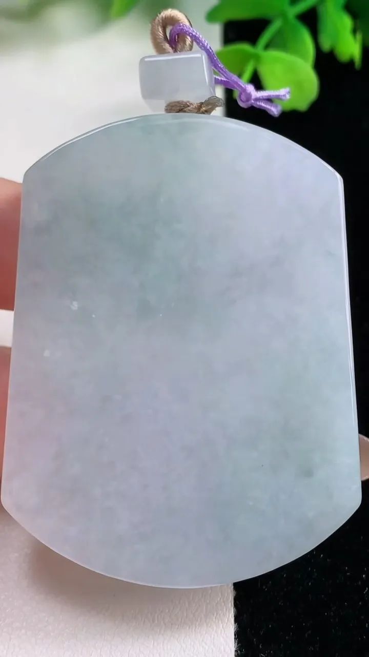 天然A货翡翠无事牌吊坠，尺寸55-41-5.7，重量:35.24g
11月2日