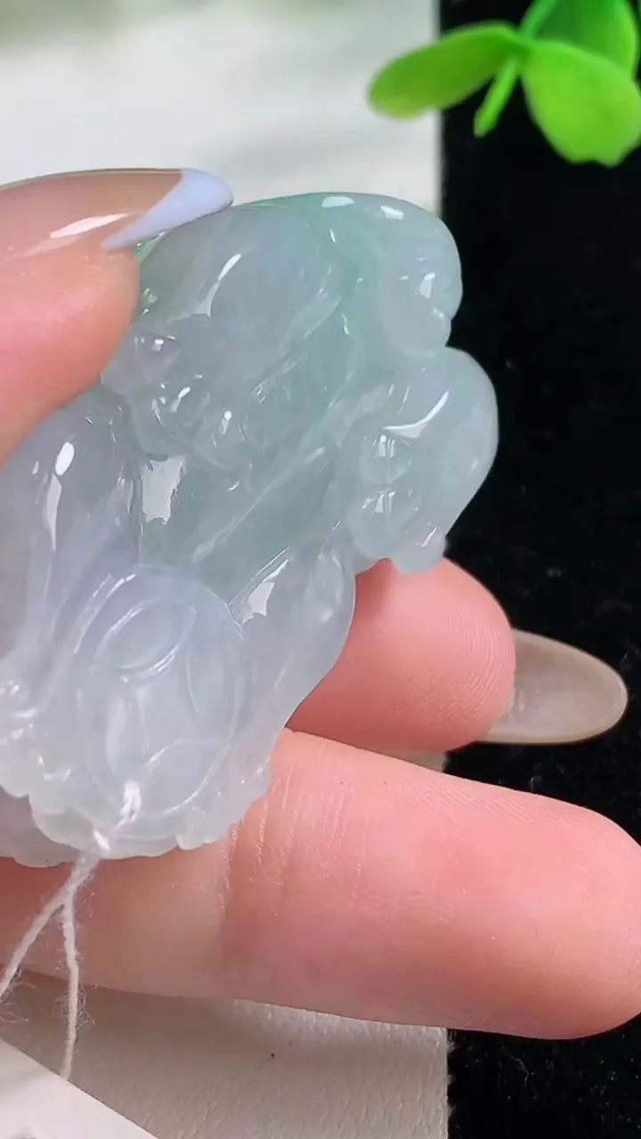 天然A货翡翠貔貅吊坠，尺寸45.7-23-11.5，重量:28.63g
11月2日