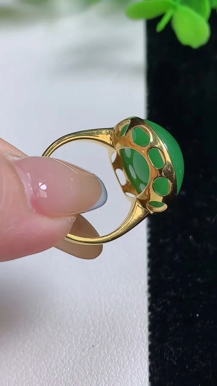 天然A货翡翠蛋面戒指，尺寸17.6-18.4-9.3，重量:6.42g2025年11月2日
工厂直销收藏佳品,种好水足，色泽均匀，有种有色，上手高大气！