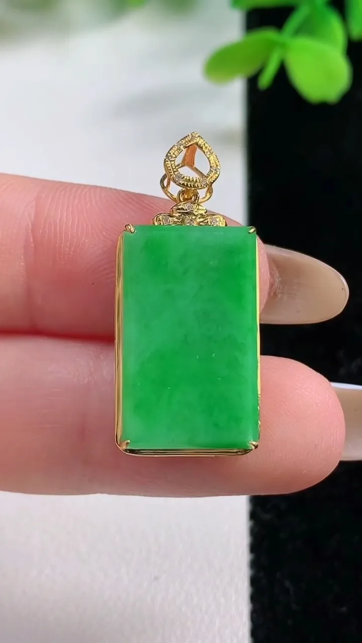 天然A货翡翠无事牌吊坠，尺寸28.7-13-6.6，裸石19.6-11.5重量:3.03g
11月2日