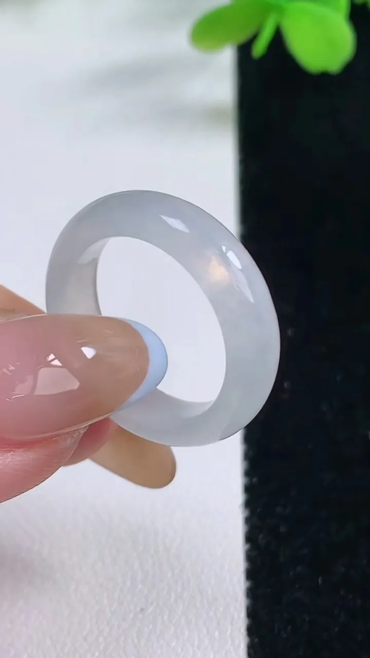 天然A货翡翠指环戒指，尺寸17.5-5.3-3.1，重量:3.62g2025年11月2日
工厂直销收藏佳品,种好水足，色泽均匀，有种有色，上手高大气！