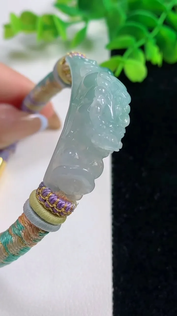 天然A货翡翠冰种飘花貔貅手绳，尺寸464-11.2-12.7，重量:24.53g
11月2日