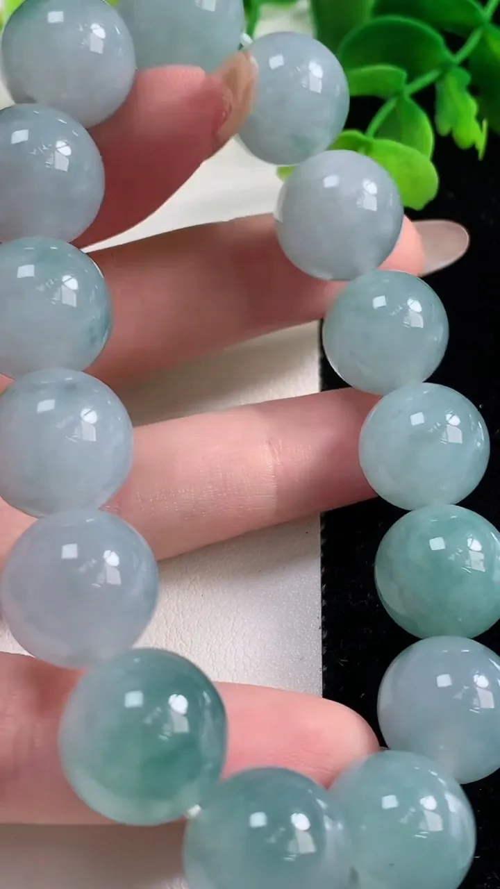 天然A货翡翠飘花圆珠手串，尺寸14.2-15颗，重量:77.26g11月2日
工厂直销收藏佳品,种好