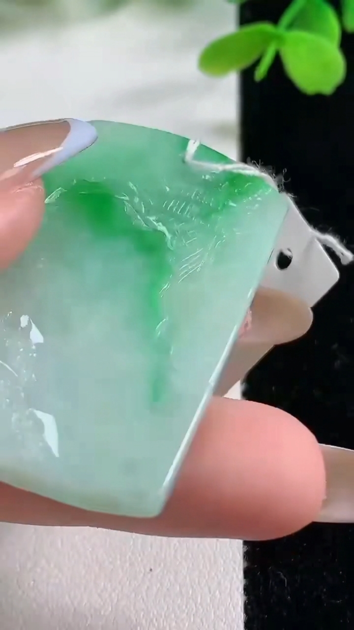 天然A货翡翠山水牌吊坠，尺寸47.2-27.7-5.9，重量:18.63g
11月2日