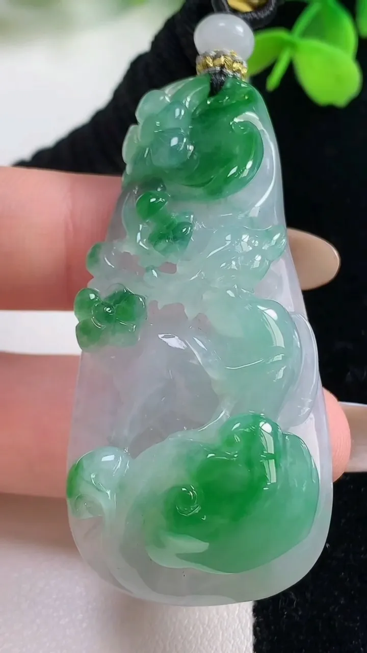 天然A货翡翠梅花鹿吊坠，尺寸55-27.6-13.3，重量:30.95g
11月2日
