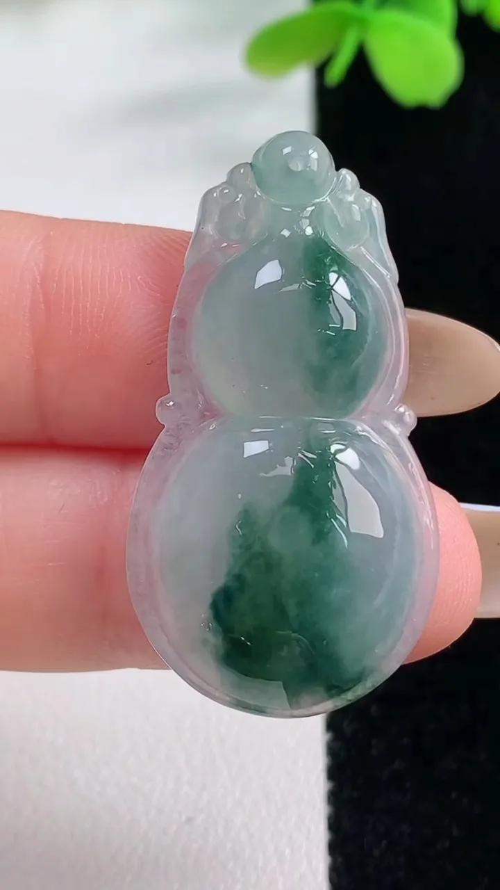 天然A货翡翠冰种飘花葫芦吊坠，尺寸37-19-5.6，重量:5.64g
11月2日