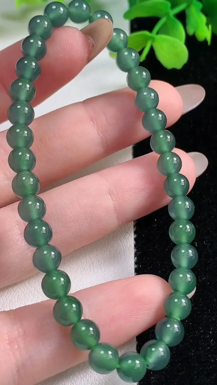 天然A货翡翠圆珠手串，尺寸5.7-34颗，重量:11.09g11月2日
工厂直销收藏佳品,种好水足，