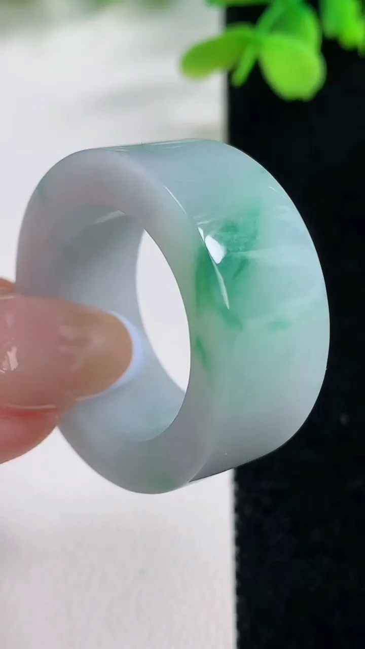 天然A货翡翠方形指环扳指，尺寸21.7-11.8-4.8，重量:16.76g2025年11月2日
工