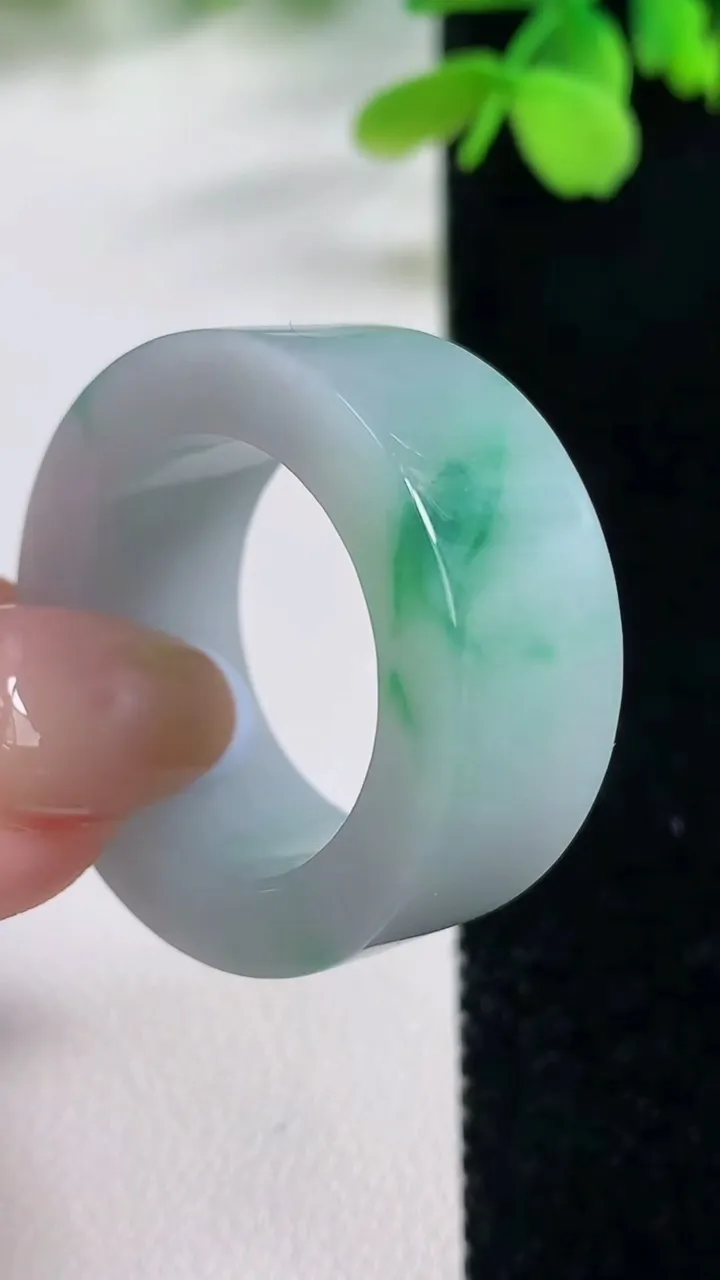 天然A货翡翠方形指环扳指，尺寸21.7-11.8-4.8，重量:16.76g2025年11月2日
工厂直销收藏佳品,种好水足，色泽均匀，有种有色，上手高大气！