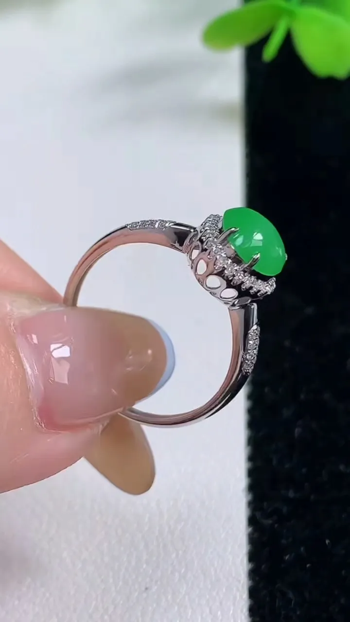 天然A货翡翠心形戒指，尺寸17.4-6.5-6.9-7.2，重量:1.68g2025年11月2日
工厂直销收藏佳品,种好水足，色泽均匀，有种有色，上手高大气！