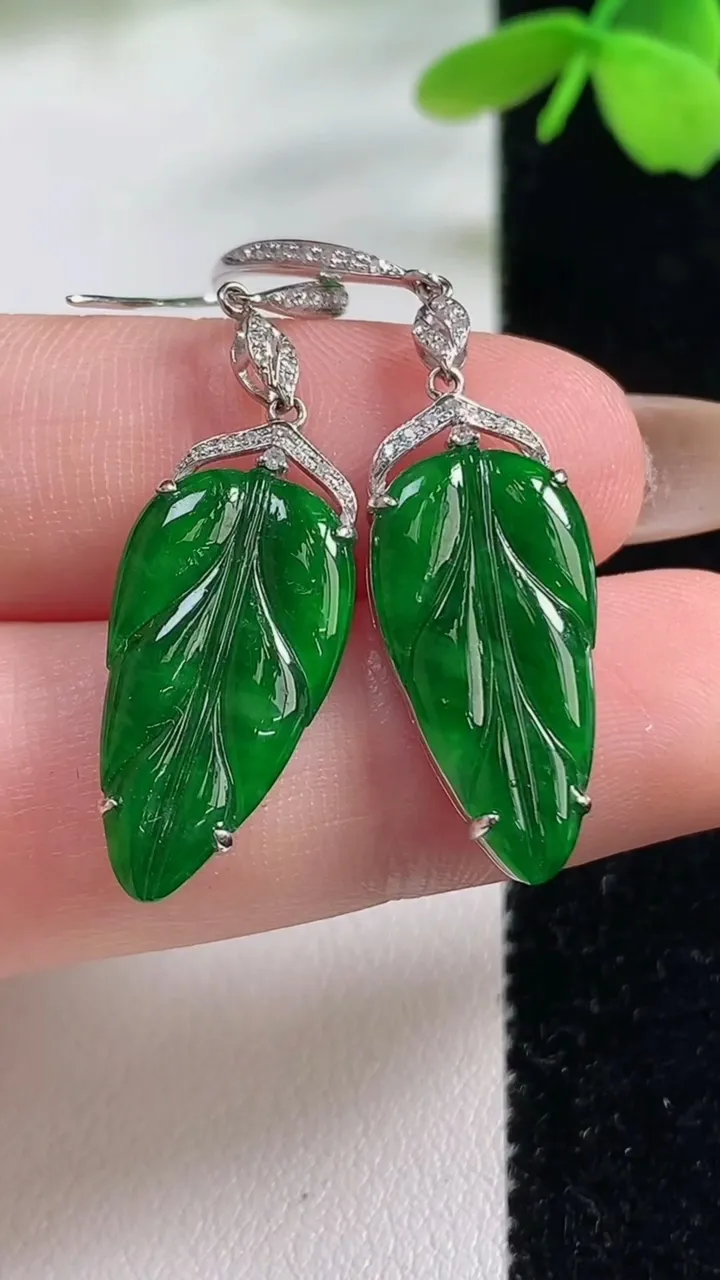 天然A货翡翠金枝玉叶叶子耳坠，尺寸19.6-10.7-3.8，重量:2.20g
11月2日