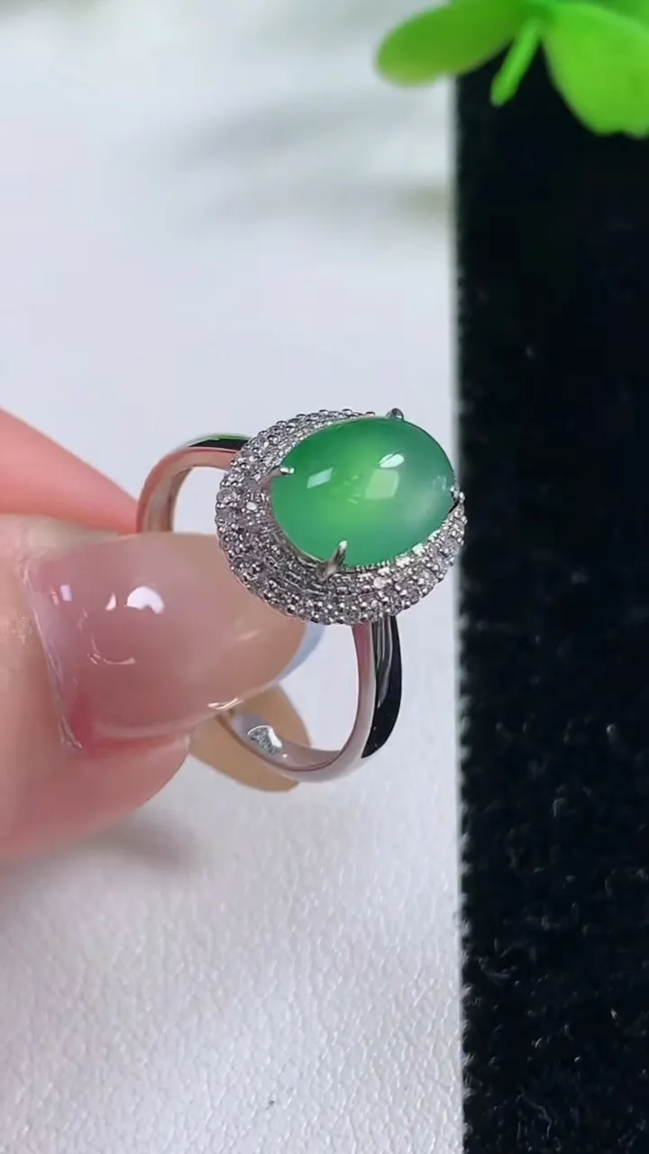 天然A货翡翠蛋面戒指，尺寸17.6-10-7.2-8.1，重量:2.70g2025年11月2日
工厂直销收藏佳品,种好水足，色泽均匀，有种有色，上手高大气！