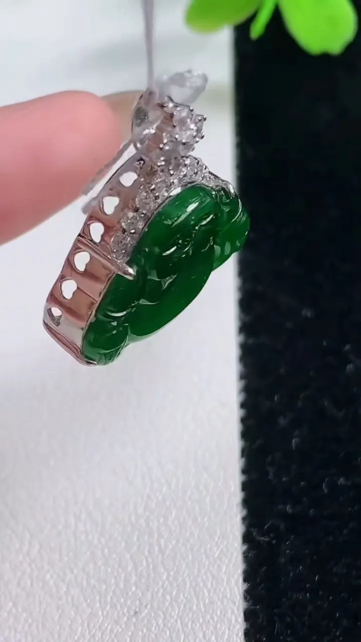 天然A货翡翠佛公吊坠，尺寸24.5-16.3-23-7.4，重量:4.98g
11月2日