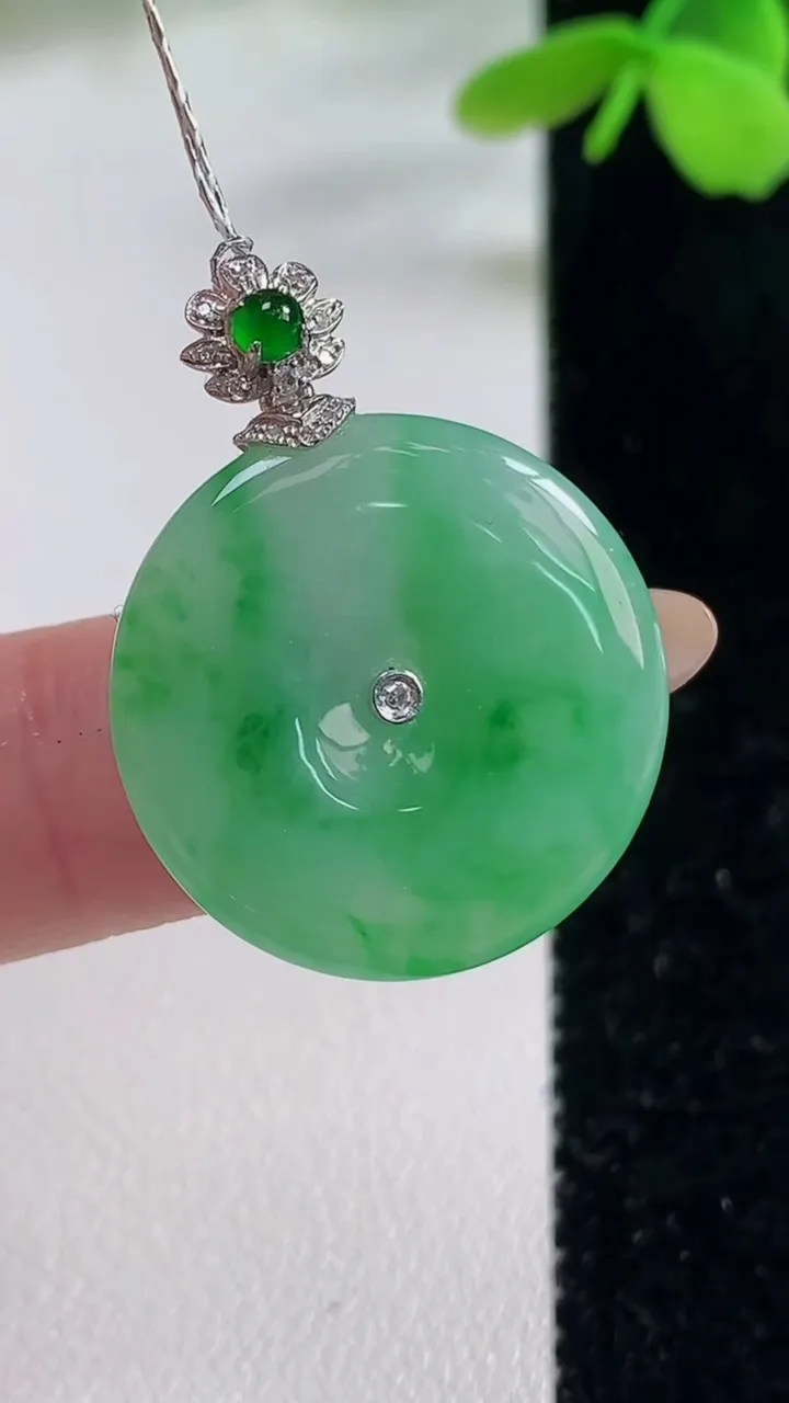 天然A货翡翠平安扣吊坠，尺寸22.3-3.5，重量:4.67g
11月2日