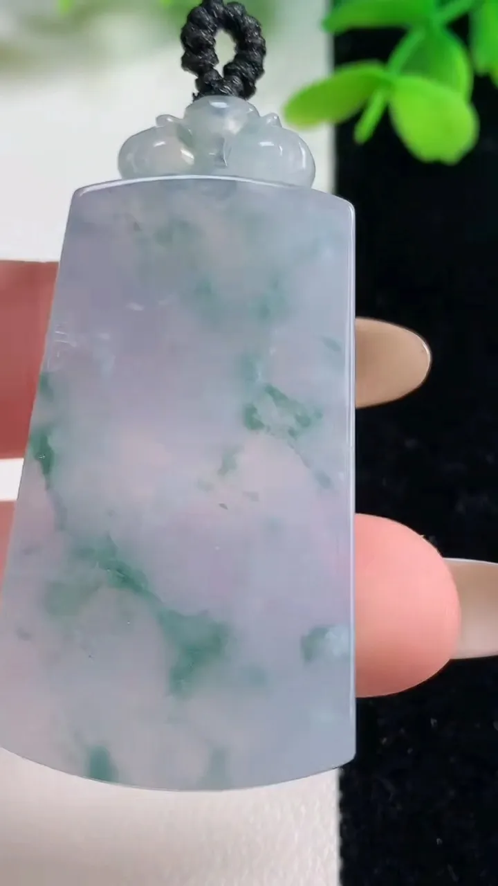 天然A货翡翠种飘花无事牌吊坠，尺寸43.6-25.2-5.7，重量:20.23g
11月2日