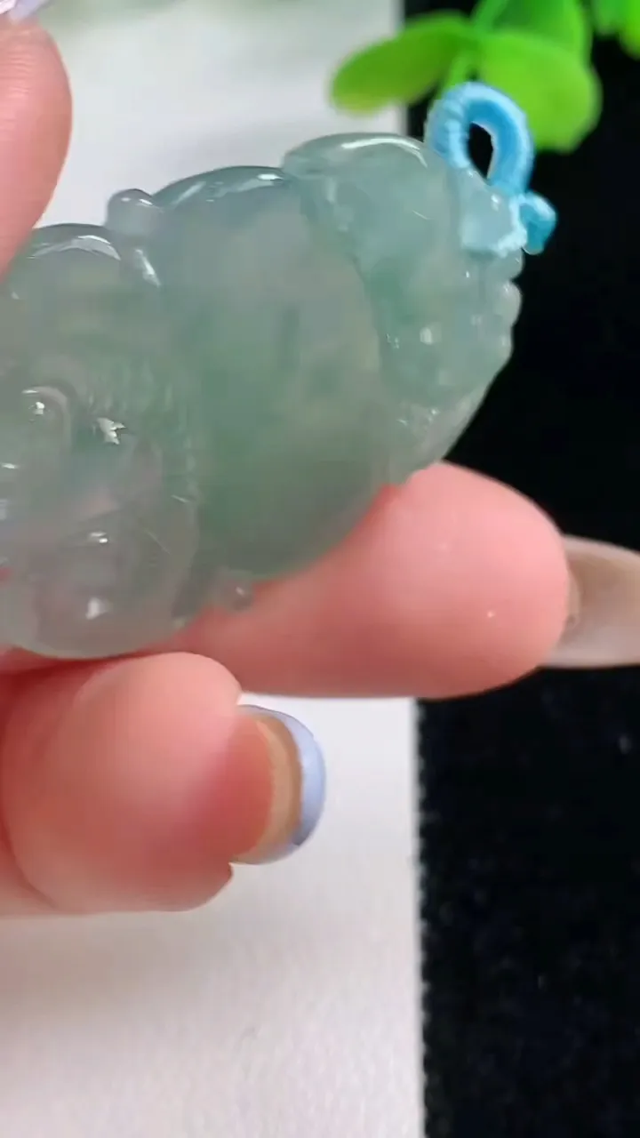 天然A货翡翠如意头吊坠，尺寸39-25.8-4.9，重量:8.67g
11月2日