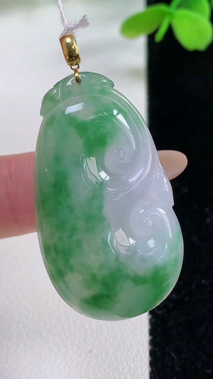 天然A货翡翠如意吊坠，尺寸38.4-21.8-5.5，重量:9.75g
11月2日