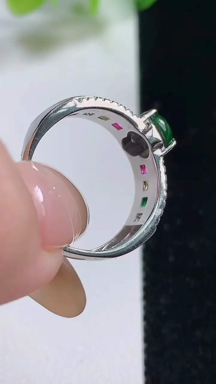 天然A货翡翠葫芦戒指，尺寸8.1-6.1-4.9，重量:3.89g2025年11月2日
工厂直销收藏佳品,种好水足，色泽均匀，有种有色，上手高大气！