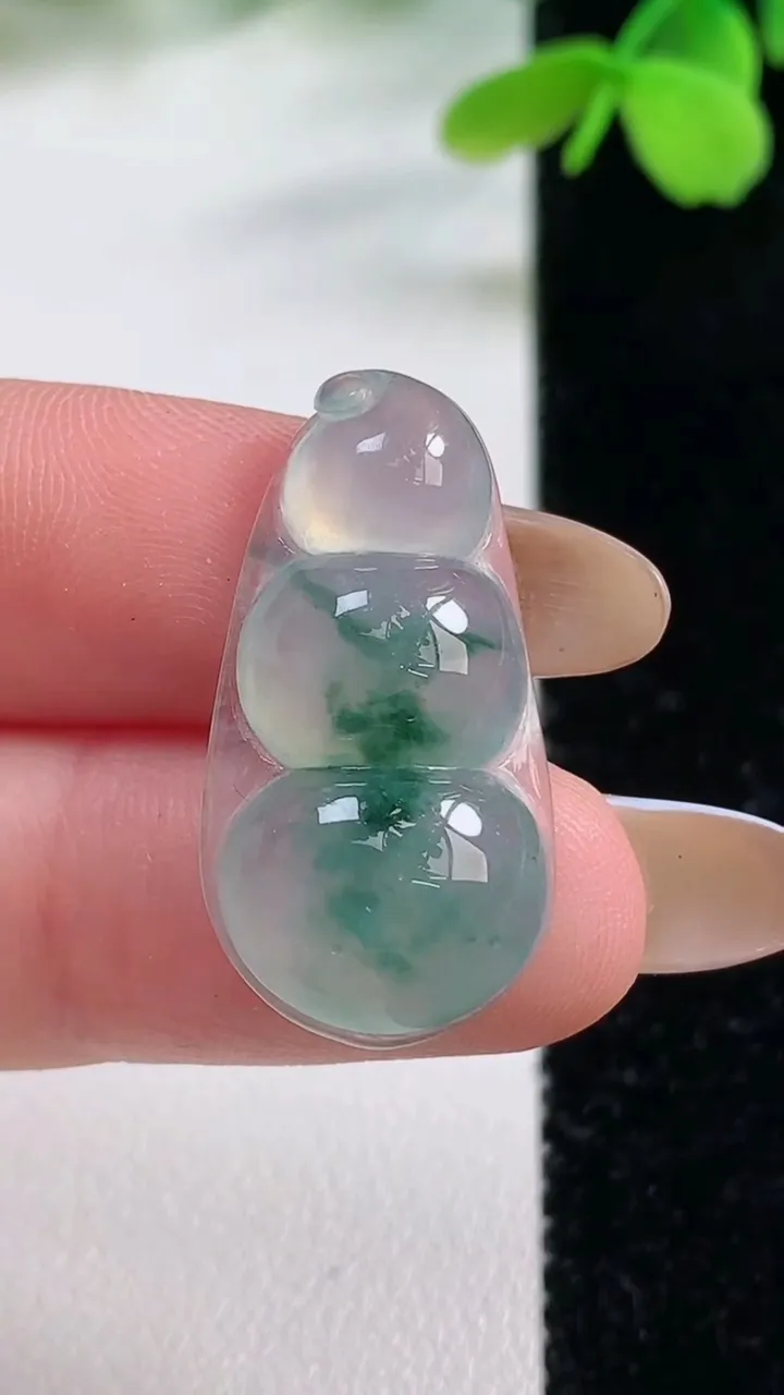 天然A货翡翠冰种飘花福豆吊坠，尺寸28-14.4-5，重量:3.31g
11月2日